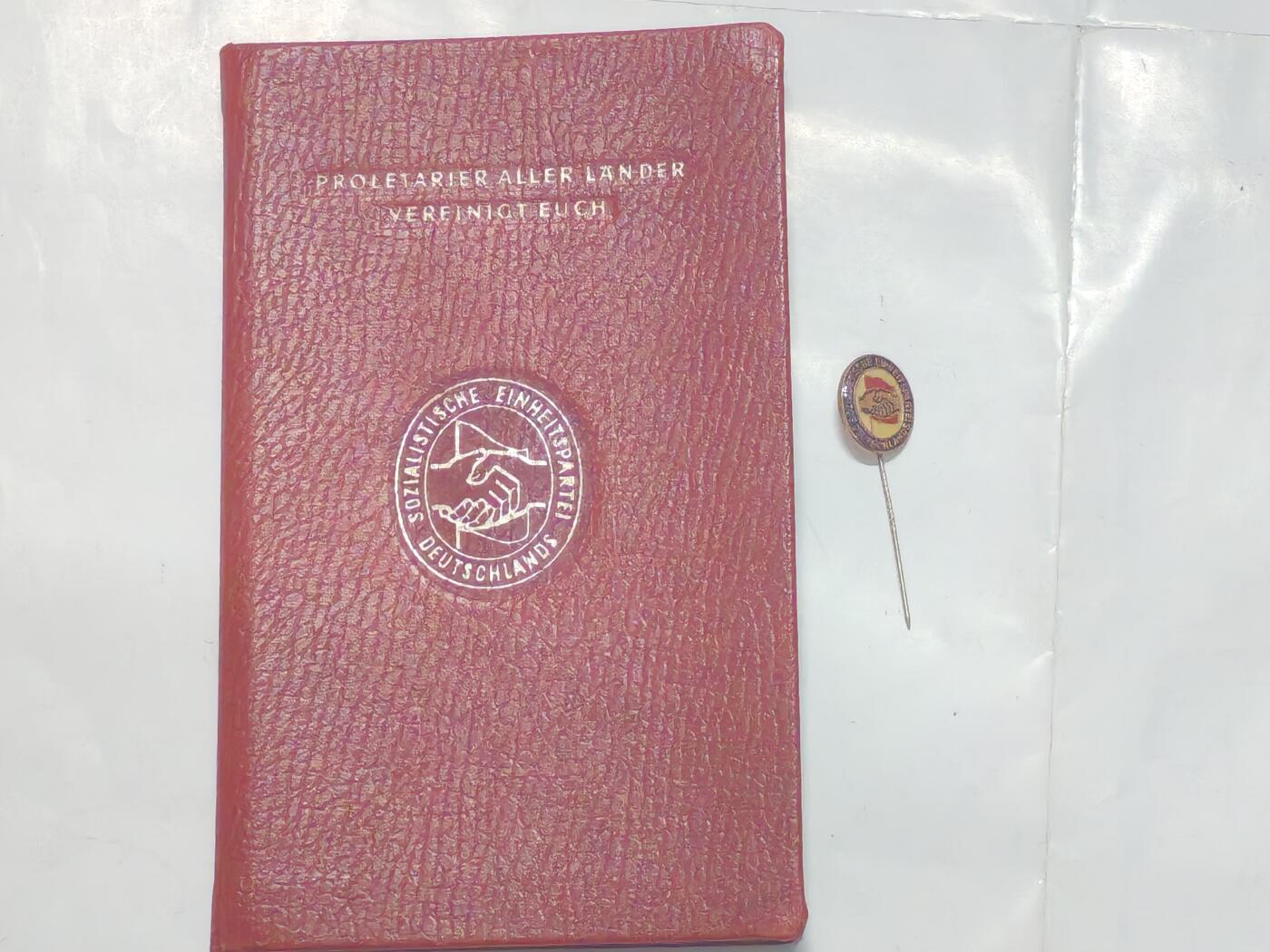 韵星假日军品类拍卖第51期  -- Rimey Holidays Militaria Auction 51 民主德国统一社会党党证、证章一套 证书少见 贴票记录照片齐全