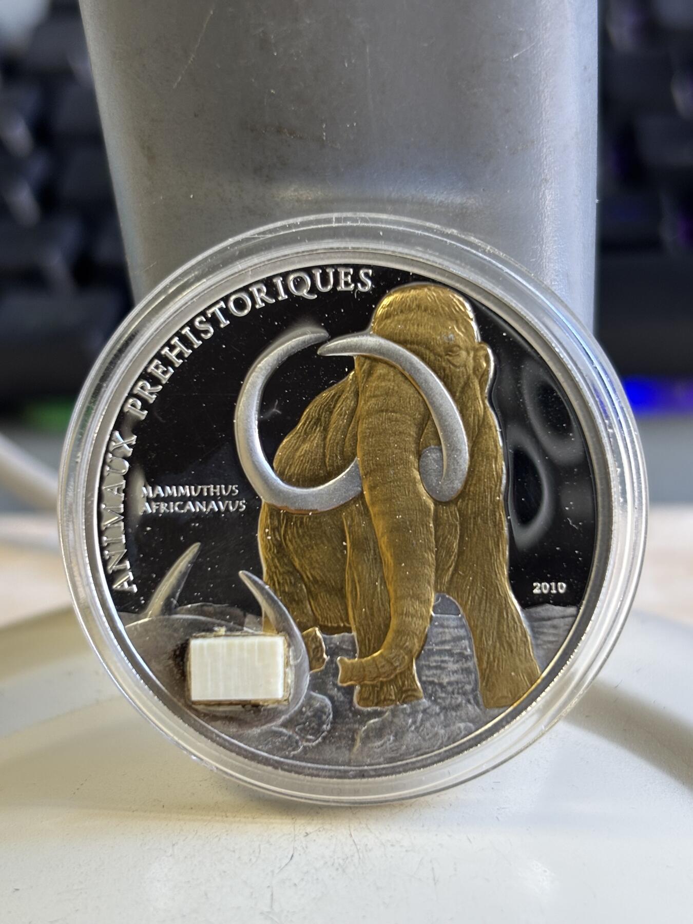 第196期拍卖 获奖币科特迪瓦2010猛犸象镶嵌镀金纪念银币，925银镀金，25克，世界最美25种钱币之一，有氧化