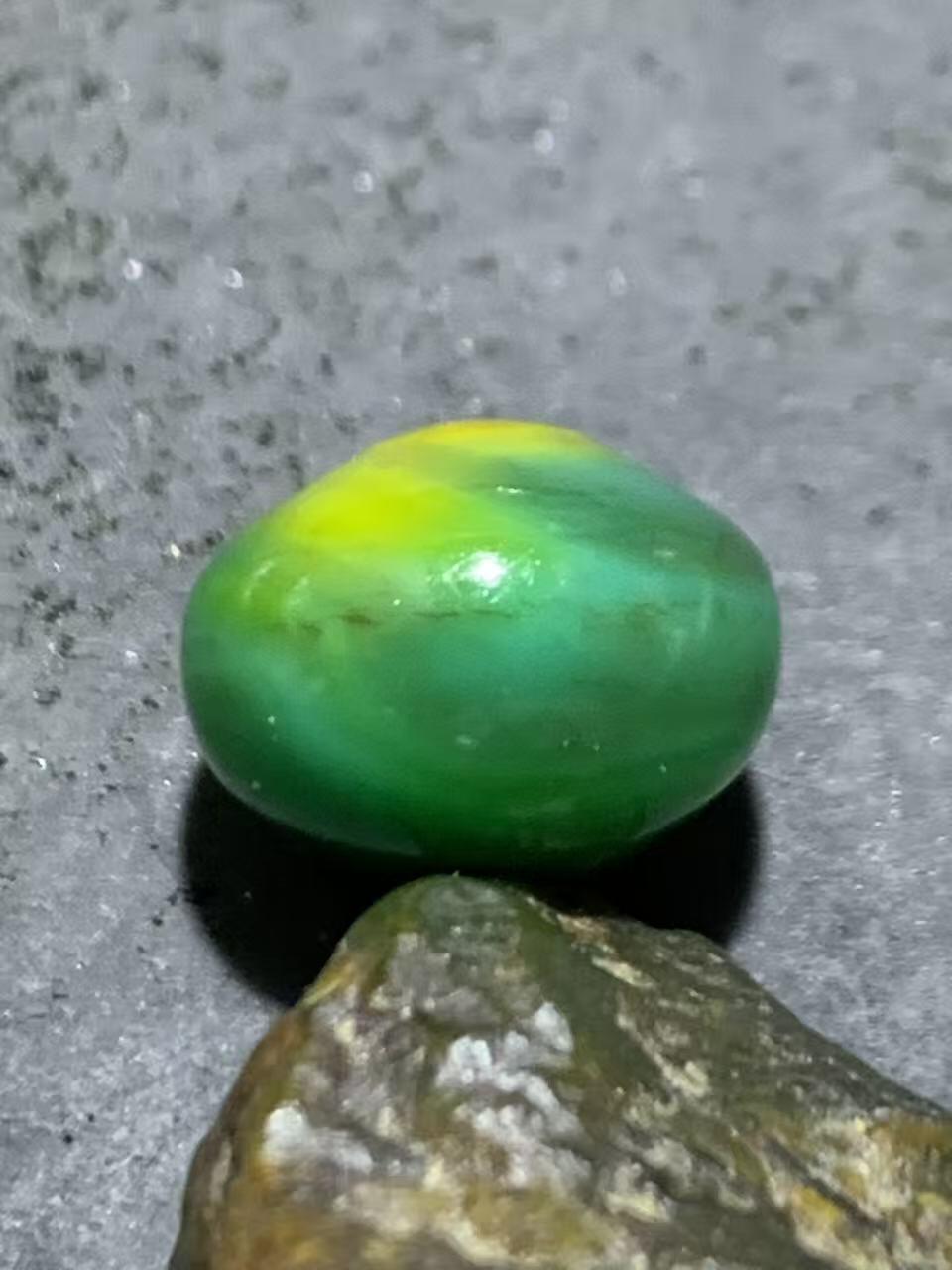 精美高玉化缠丝玛瑙随形碟珠一颗，