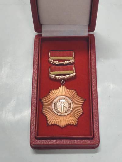 韵星假日军品类拍卖第51期  -- Rimey Holidays Militaria Auction 51 - 民主德国铜级祖国功勋勋章带原盒略“铜煎蛋” 早期皮盒 高级勋赏