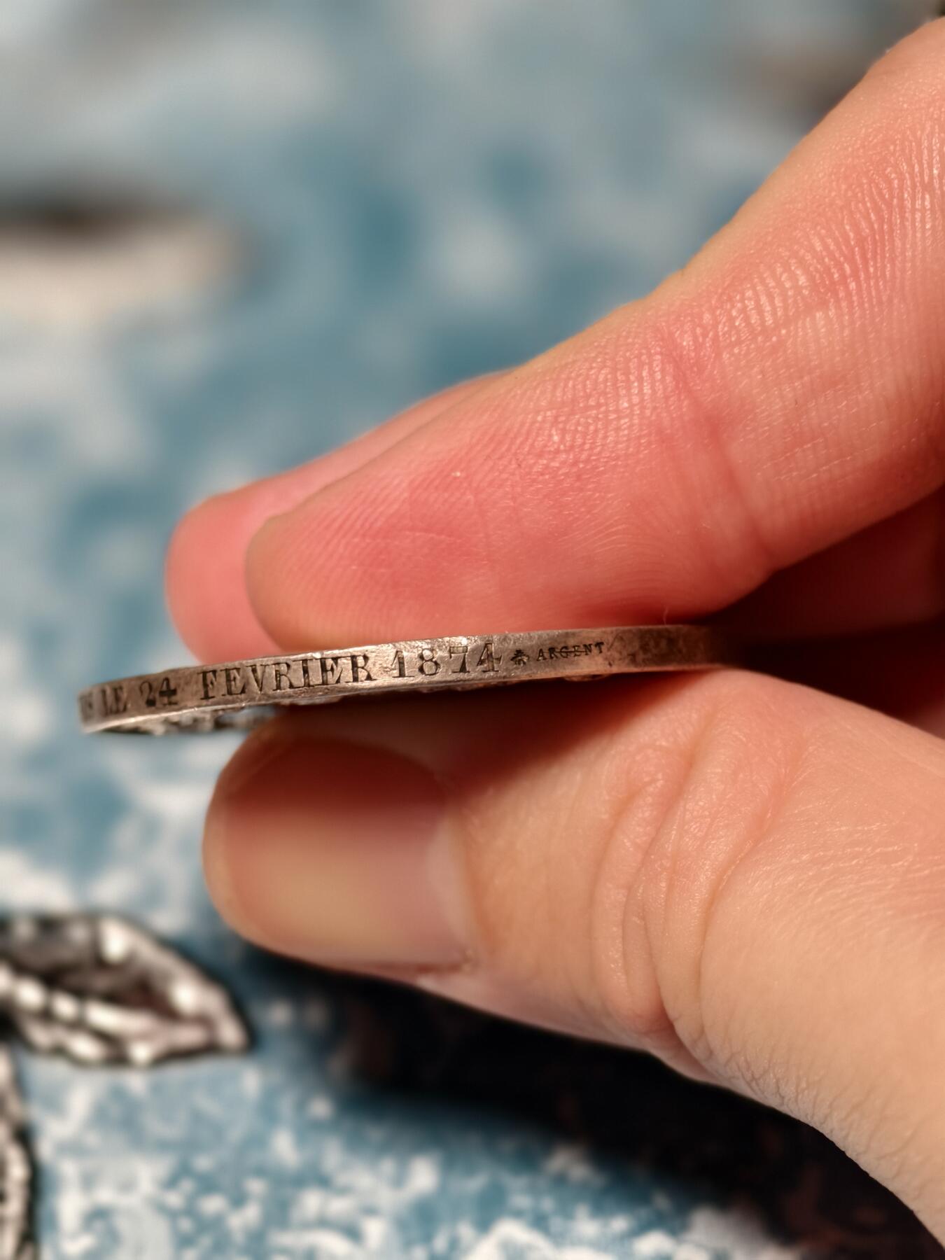 抚柳草堂-第二十二期章牌钱币  奖章勋章 满百包邮 放漏专场 1874法国婚姻与爱情纪念银章 950银重22g 直径36.5mm 蜜蜂边铭 边道轻微不平整 整体状态不错