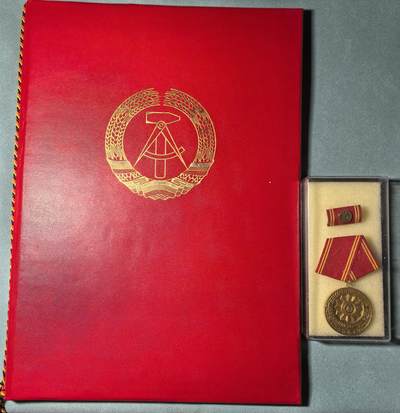 盛世勋华——号角文化勋章邮票专场拍卖第312期 - 东德内务部25年长期服役奖章 原盒带1976年豪华大证书