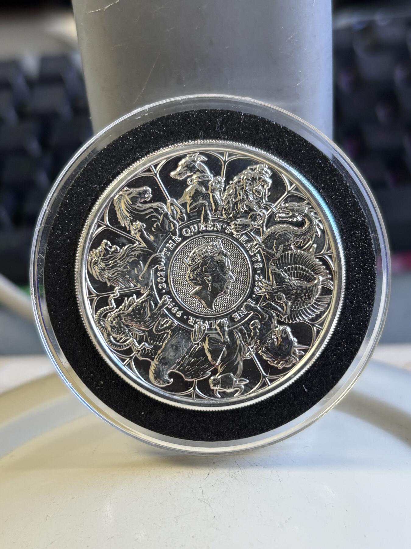 第196期拍卖 英国2021年女王10神兽合而为一普制2盎司纪念银币，9999银，有瑕疵