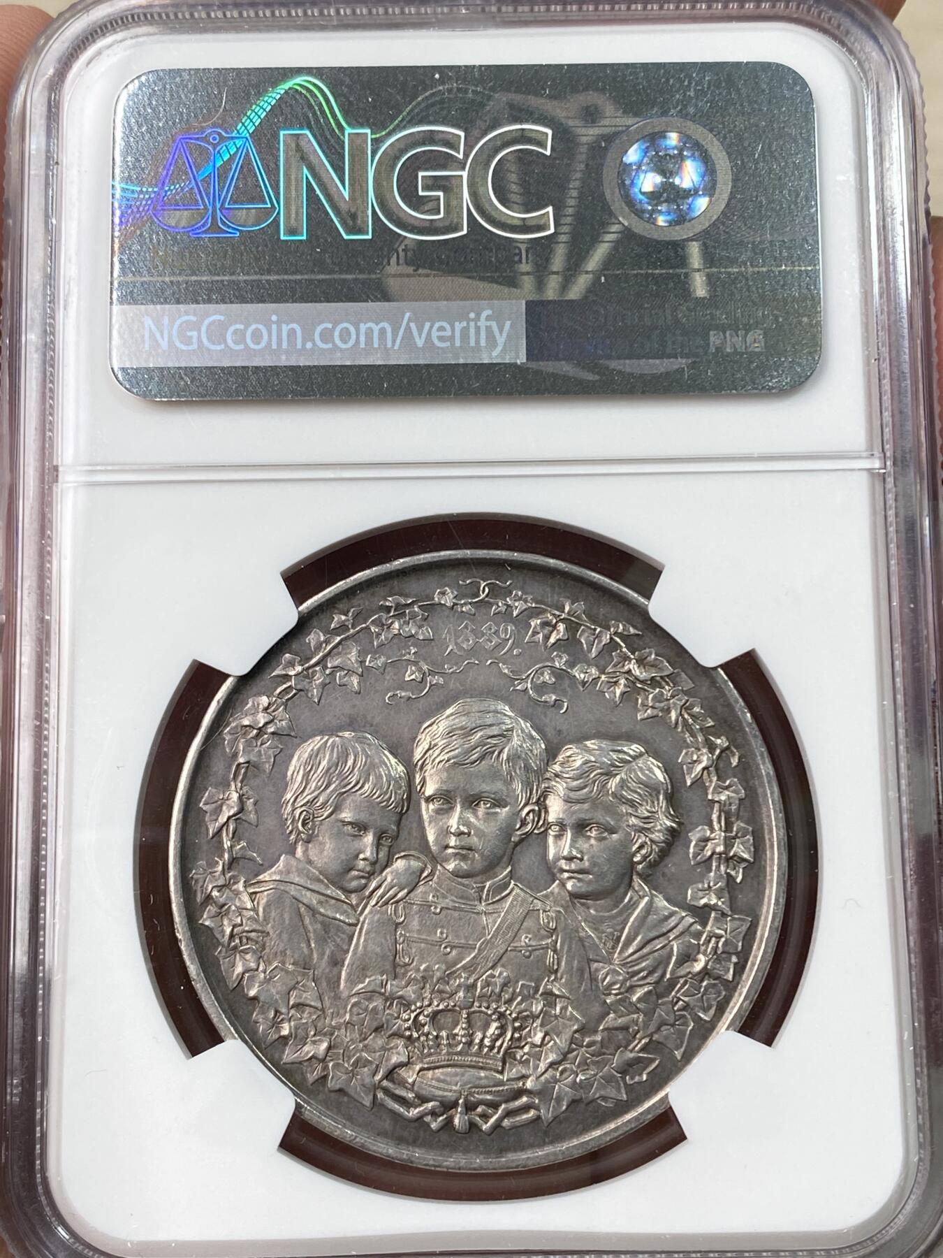 万国钱币拍卖第064期 NGC MS61 1906年德国威廉二世与奥古斯特皇后银婚纪念银章 罕见品种小天使手持皇冠奔向皇室夫妇 背面皇孙在葡萄藤的环绕下献上皇冠 RR珍稀品种 均匀熟美欧陆五彩