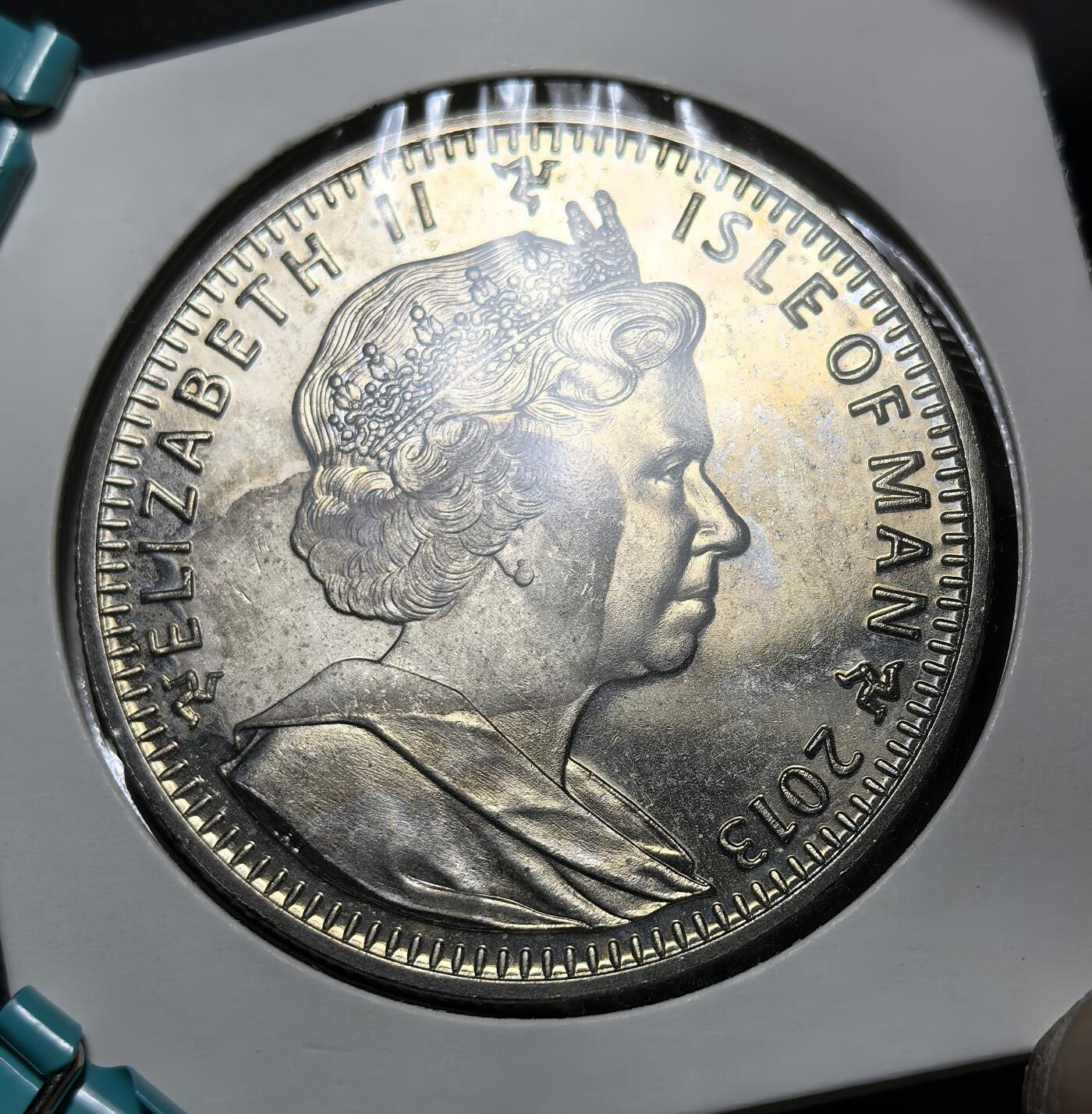 外国优质银币克朗币纪念章，每周六晚九点倒数截拍，满百包邮可寄存，持续收拍 马恩岛2013年伊丽莎白二世加冕 60 周年 1 克朗纪念币，正面为女王肖像，背面复刻 1953 年加冕全家福，铭刻 1953-2013，见证英王室重要庆典与马恩岛货币传统。