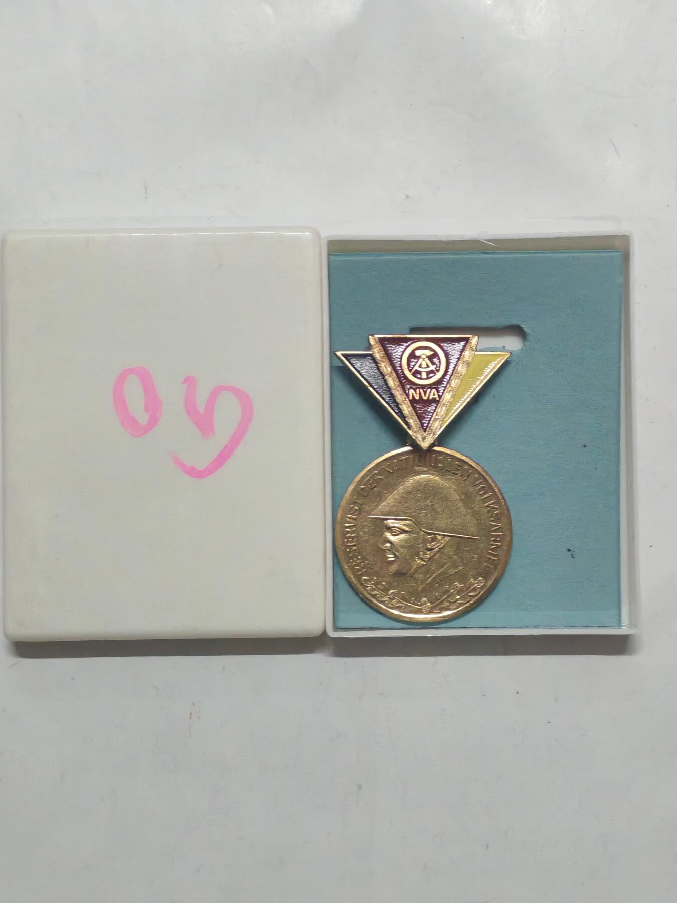 韵星假日军品类拍卖第51期  -- Rimey Holidays Militaria Auction 51 民主德国金级人民军预备役优秀服务奖章带原盒