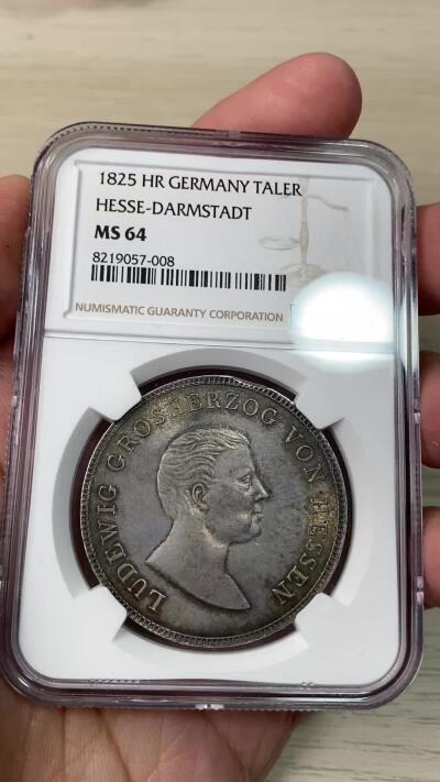 万国钱币拍卖第064期 NGC MS64 1825年德国黑森-达姆施塔特皇冠大泰勒 好品罕见的小邦早期大规格泰勒 如此近BU状态可谓凤毛麟角 全深打丝绸转光地板原味孔雀绿环彩极美  NGC冠军分顶级收藏品质