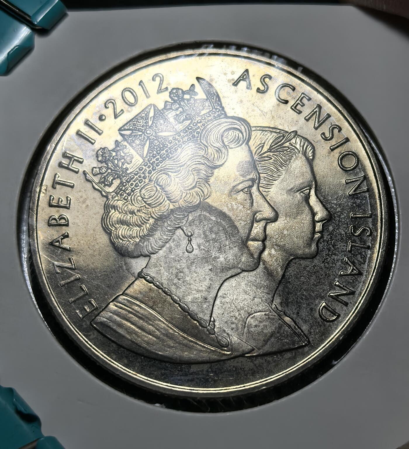 外国优质银币克朗币纪念章，每周六晚九点倒数截拍，满百包邮可寄存，持续收拍 阿森松岛2012年纪念伊丽莎白二世登基钻禧2镑纪念币，正面是女王不同时期双肖像，背面刻画女王怀抱查尔斯王子的场景，定格其人生重要阶段，致敬女王一生。