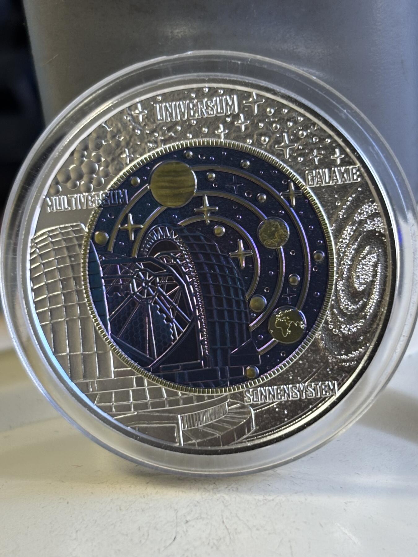 第196期拍卖 奥地利2015年宇宙论铌银镶嵌双色纪念币，900银/998铌，10克和7.15克，发行：65000枚，没有外面纸套