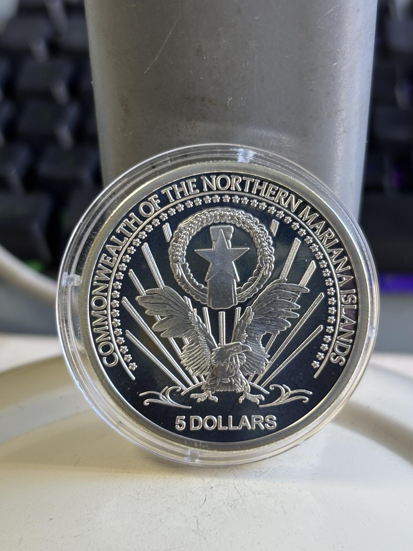 第196期拍卖 北马里亚纳2005年5元麦田圈激光幻彩精制纪念银币，925银，发行1200枚，25克，塑料盒有裂痕，有氧化