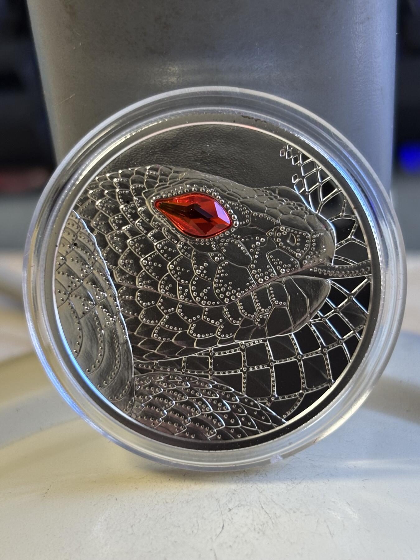 第196期拍卖 奥地利2021年世界之眼1澳洲土著造物主彩虹蛇银币，925银，22.42克，发行30000枚，有黑点