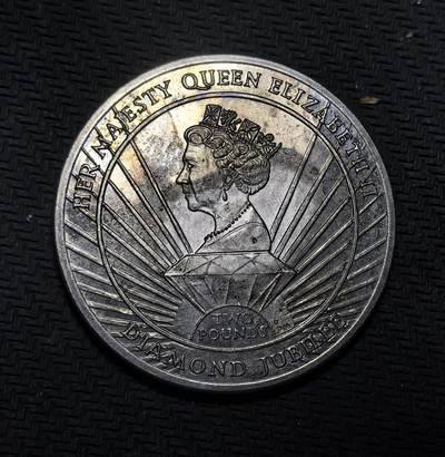 外国优质银币克朗币纪念章，每周六晚九点倒数截拍，满百包邮可寄存，持续收拍 - 南乔治亚与南桑威奇群岛2012年2镑币，为纪念伊丽莎白二世登基钻禧（即位 60 周年）发行，正面是女王肖像，背面以钻石光芒设计致敬女王漫长君主生涯。