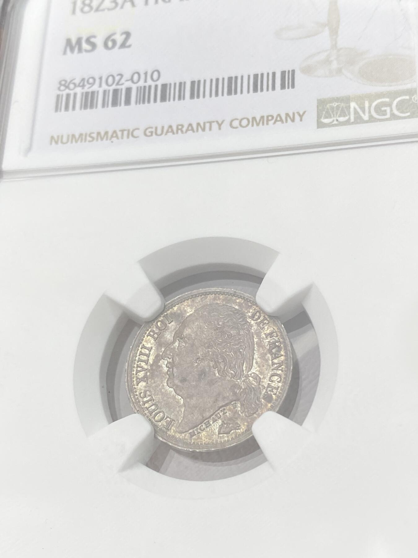 万国钱币拍卖第064期 NGC MS62 1823年法国波旁王朝路易十八世1/2法郎银币 巴黎厂铸造 好品不多见的路易十八小面值银币 全深打双面原味欧陆酱五彩更是难得 收藏级品质
