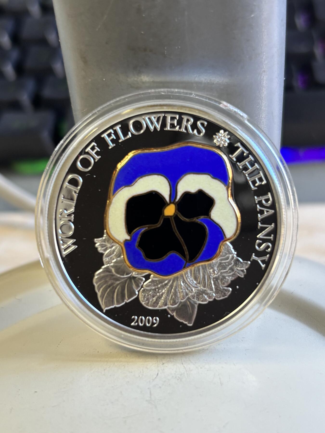 第196期拍卖 获奖币库克2009年三色堇镶嵌景泰蓝镀金彩色银币，999银，25克，发行2500枚、