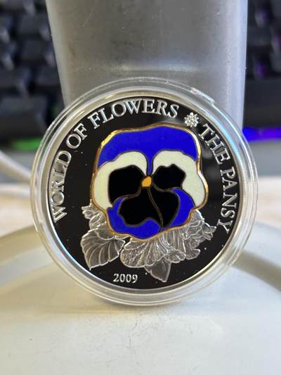 第196期拍卖 - 获奖币库克2009年三色堇镶嵌景泰蓝镀金彩色银币，999银，25克，发行2500枚、