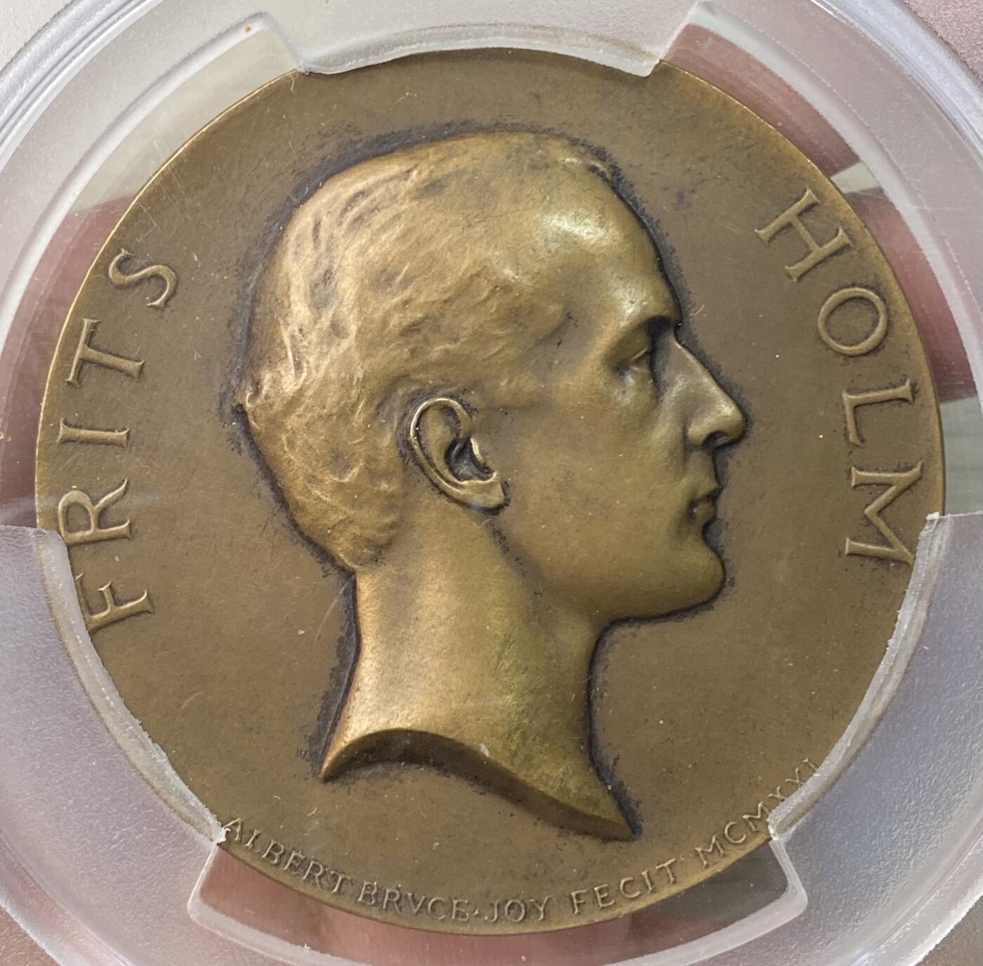 万国钱币拍卖第064期 PCGS MS63 1921年丹麦艺术品经销商 探险家弗里茨·维尔赫姆·霍尔姆“大秦景教流行中国碑”纪念大铜章 大秦为古时中国对东罗马的称谓 景教为基督教传入中国的译称 1907年霍尔姆来到西安试图把著名的景教碑带到欧洲出售给博物馆 西安本地官民遂将碑放至碑林加以保护 霍尔姆在本地仿造了一个一模一样的碑带回美国 最终辗转送给罗马教皇 罕见欧洲与中国关联品种