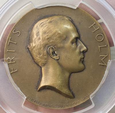 万国钱币拍卖第064期 - PCGS MS63 1921年丹麦艺术品经销商 探险家弗里茨·维尔赫姆·霍尔姆“大秦景教流行中国碑”纪念大铜章 大秦为古时中国对东罗马的称谓 景教为基督教传入中国的译称 1907年霍尔姆来到西安试图把著名的景教碑带到欧洲出售给博物馆 西安本地官民遂将碑放至碑林加以保护 霍尔姆在本地仿造了一个一模一样的碑带回美国 最终辗转送给罗马教皇 罕见欧洲与中国关联品种