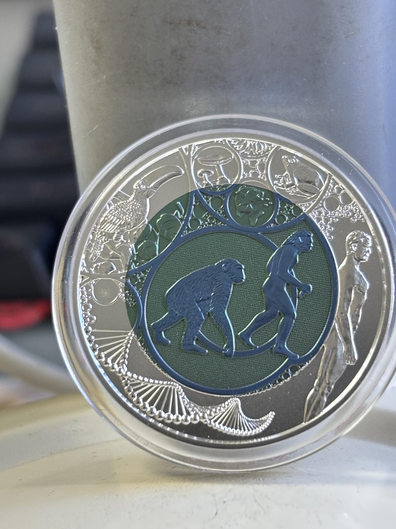 第196期拍卖 奥地利2014年进化论铌银镶嵌双色纪念币，900银998铌，10克/7.15克，