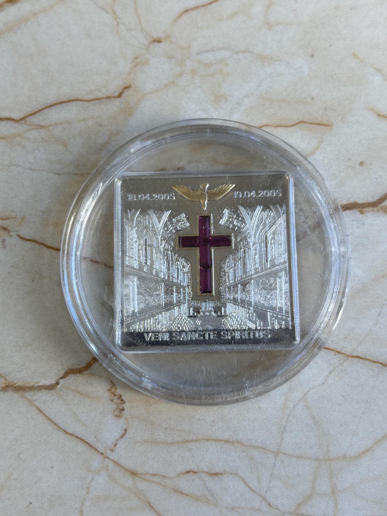 第196期拍卖 利比里亚2005年宗教系列镶嵌水晶十字架镀金纪念银币，925银，25克，塑料盒有瑕疵