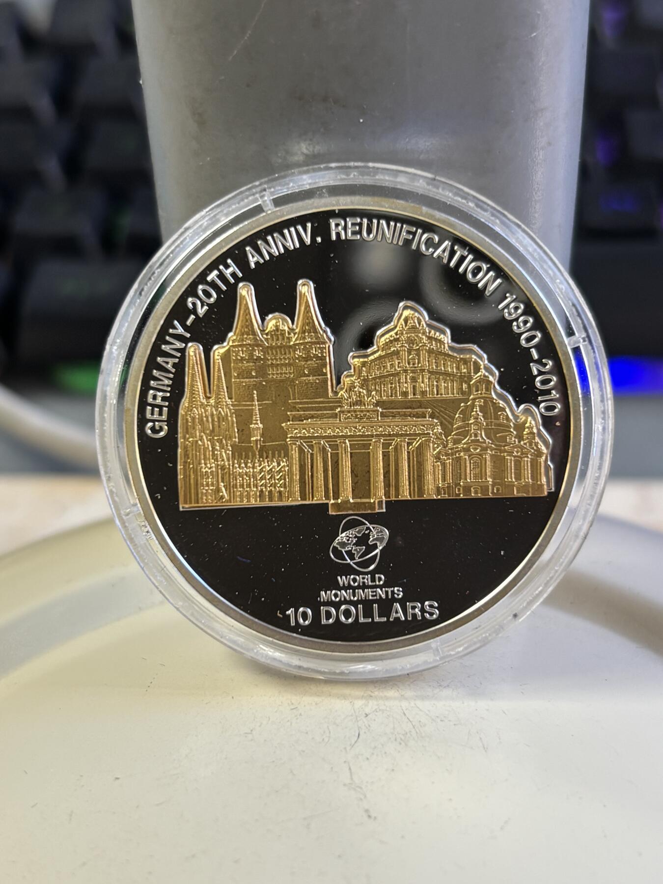第196期拍卖 库克2010年世界奇观系列德国景观立体镀金1盎司纪念银币，999银镀金，边缘有氧化，发行3000枚，塑料盒有瑕疵