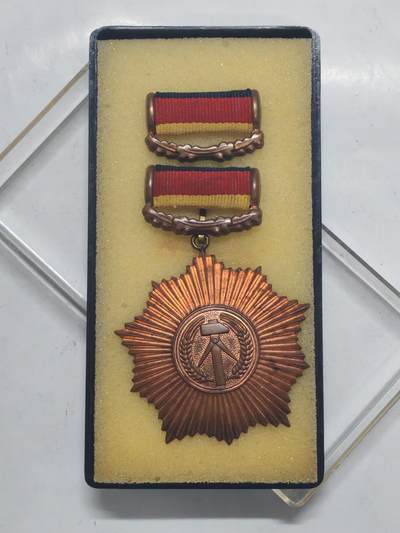 韵星假日军品类拍卖第51期  -- Rimey Holidays Militaria Auction 51 - 民主德国铜级祖国功勋勋章“铜煎蛋” 带原盒略 高级勋章