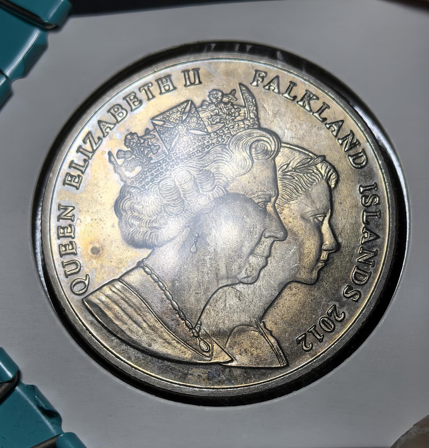 外国优质银币克朗币纪念章，每周六晚九点倒数截拍，满百包邮可寄存，持续收拍 福克兰群岛2012年伊丽莎白二世登基钻禧 1 克朗纪念币，正面为女王与年轻时的自己双头像，背面是女王戎装像，纪念其在位 60 周年，见证英联邦王室纪念传统。