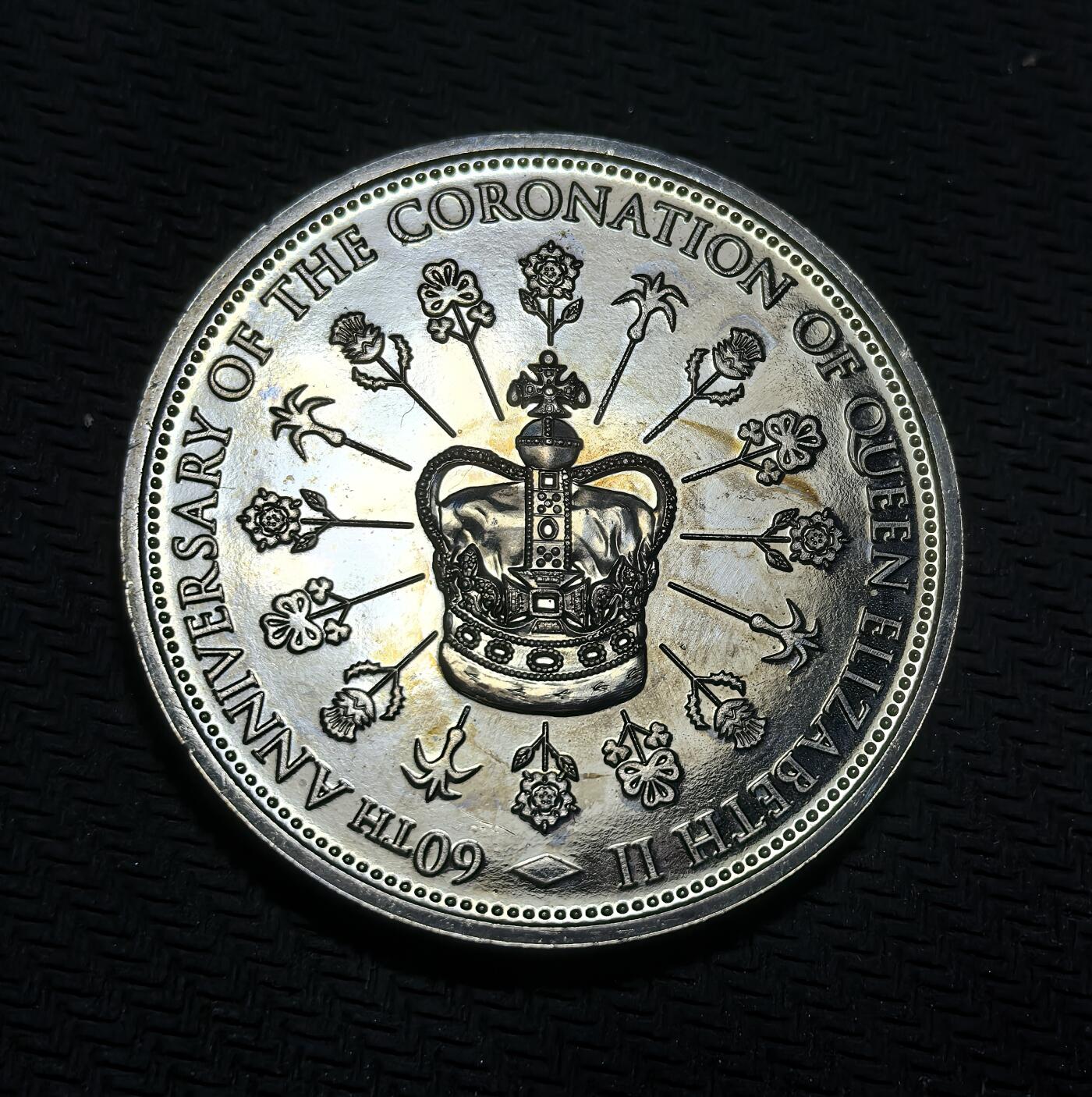 外国优质银币克朗币纪念章，每周六晚九点倒数截拍，满百包邮可寄存，持续收拍 皮特凯恩群岛2013年2元纪念币，为纪念伊丽莎白二世加冕 60 周年发行，正面是女王标准肖像，背面以圣爱德华王冠与英联邦各国象征花卉，致敬加冕盛典与英联邦联结。