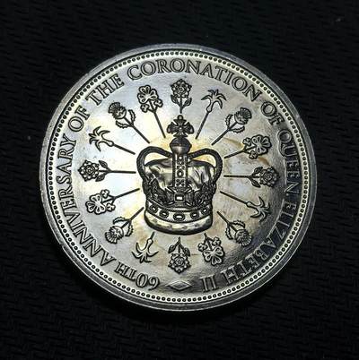 外国优质银币克朗币纪念章，每周六晚九点倒数截拍，满百包邮可寄存，持续收拍 - 皮特凯恩群岛2013年2元纪念币，为纪念伊丽莎白二世加冕 60 周年发行，正面是女王标准肖像，背面以圣爱德华王冠与英联邦各国象征花卉，致敬加冕盛典与英联邦联结。