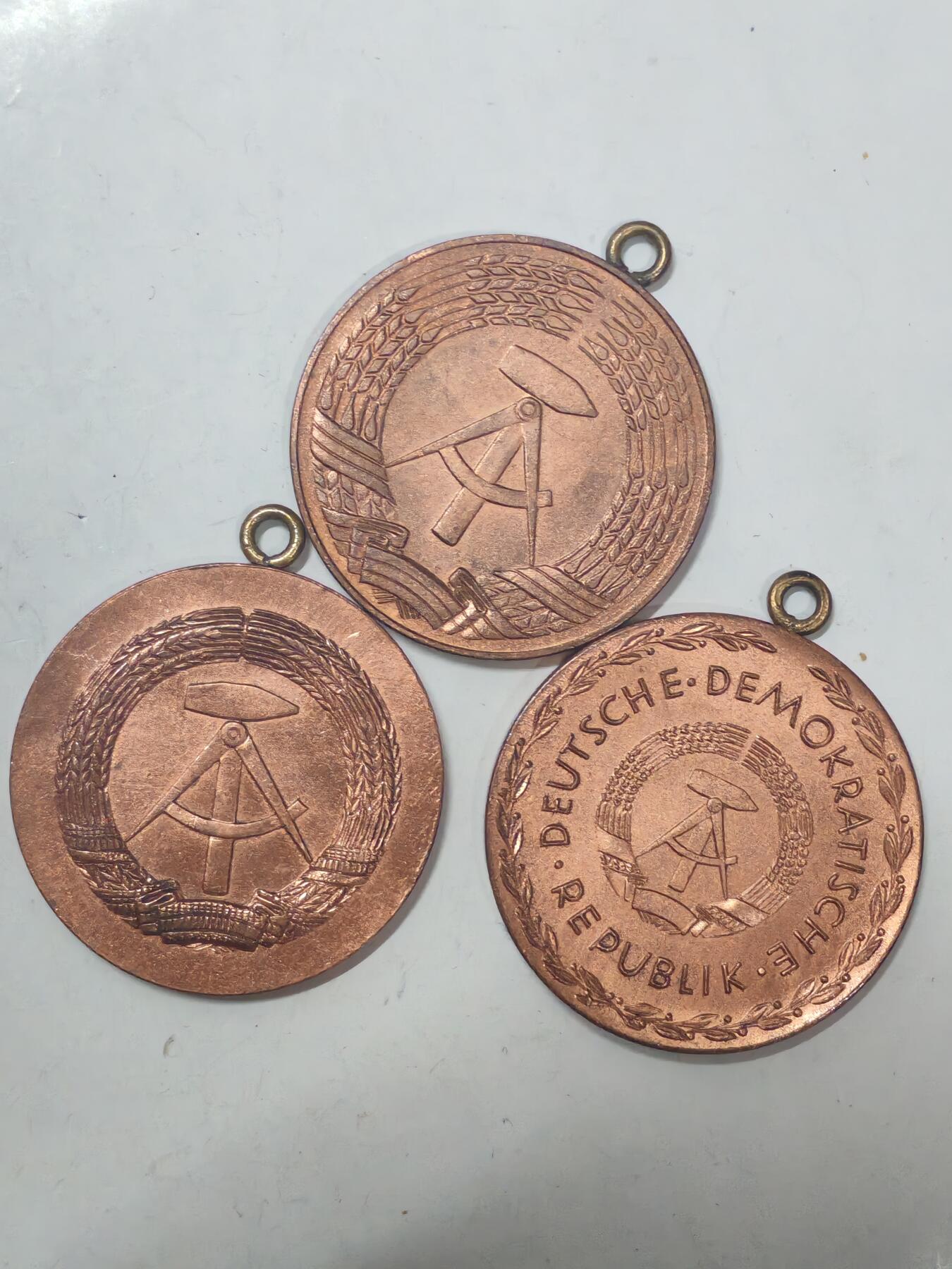 韵星假日军品类拍卖第51期  -- Rimey Holidays Militaria Auction 51 民主德国铜级章头一组 消防忠诚 邮政忠诚 斐斯泰洛齐