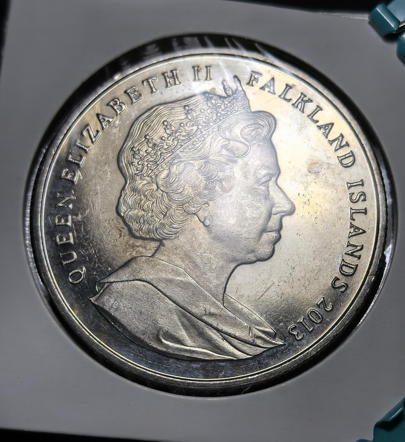 外国优质银币克朗币纪念章，每周六晚九点倒数截拍，满百包邮可寄存，持续收拍 福克兰群岛2013年伊丽莎白二世加冕 60 周年 1 克朗纪念币，铭刻 1953-2013，以加冕肖像与月桂环纪念女王加冕，见证英联邦海外领地的王室纪念传统。