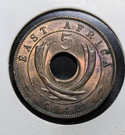 外国优质银币克朗币纪念章，每周六晚九点倒数截拍，满百包邮可寄存，持续收拍 - 带光英属东非1942年5分中孔铜币，正面为乔治六世国王名衔与皇冠，背面标注东非地名与面值，是二战时期英属东非殖民地的流通辅币，见证了英国殖民非洲的历史