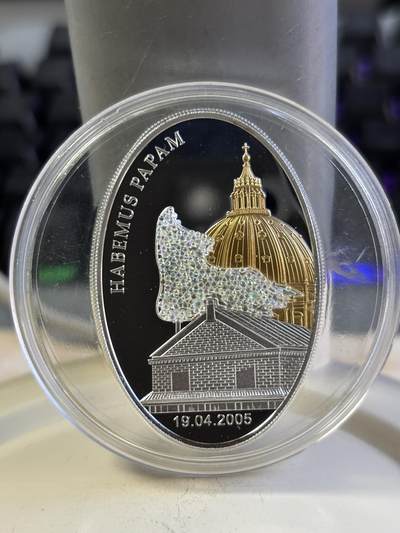 第196期拍卖 - 利比里亚2005新教皇本笃十六世加冕镀金镶水晶币，925银，25克