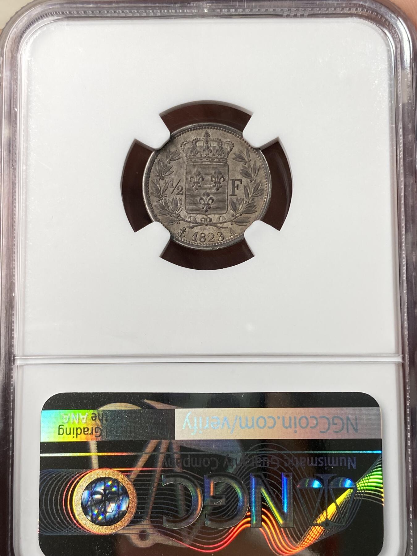 万国钱币拍卖第064期 NGC MS62 1823年法国波旁王朝路易十八世1/2法郎银币 巴黎厂铸造 好品不多见的路易十八小面值银币 全深打双面原味欧陆酱五彩更是难得 收藏级品质