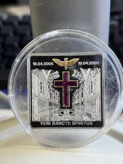 第196期拍卖 - 利比里亚2005年宗教系列镶嵌水晶十字架镀金纪念银币，925银，25克，塑料盒有瑕疵