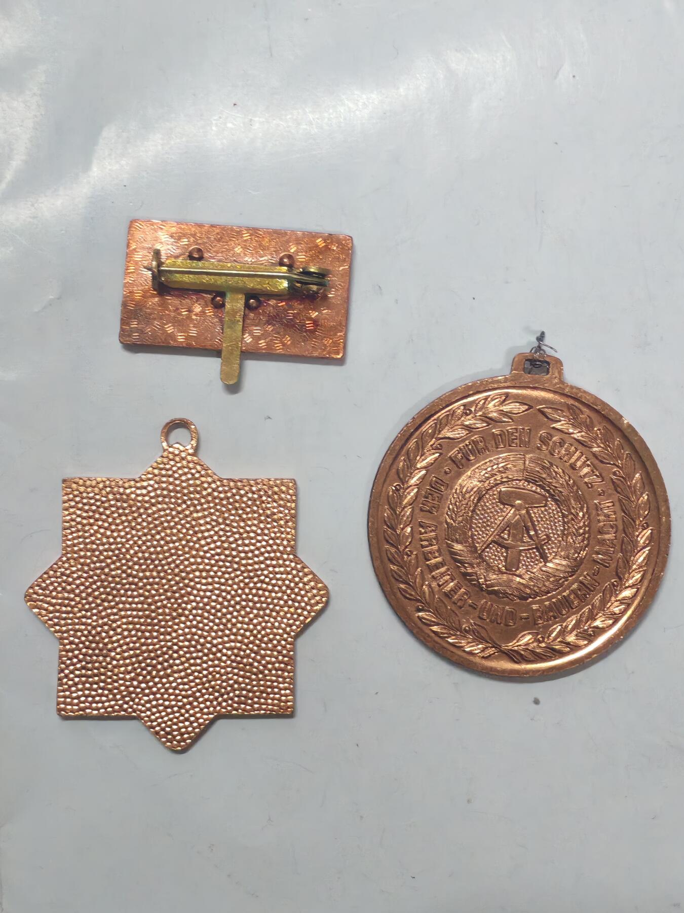 韵星假日军品类拍卖第51期  -- Rimey Holidays Militaria Auction 51 民主德国章头一组 表彰良好知识 预备役 五次集体劳动荣誉