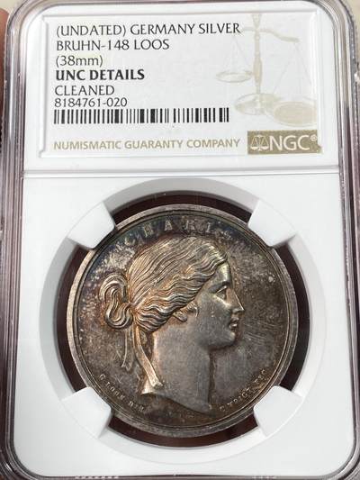 万国钱币拍卖第064期 - NGC UNCD 1840-61年间德国普鲁士威廉四世致敬希腊女神恩典银章 G LOOS D大师名作之一 正面雅典娜女神侧像 背面书“我采摘花束向您致敬一千次” 绝美火烧云晚霞彩包浆精铸镜面收藏级