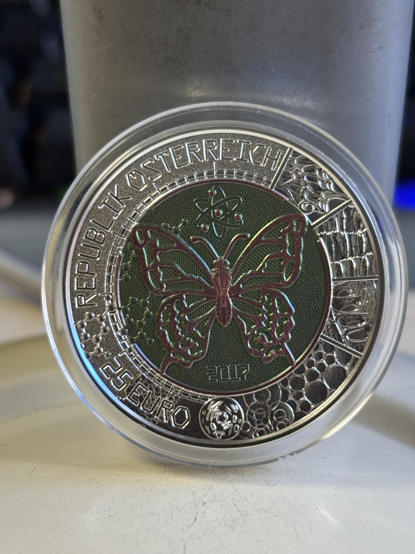 第196期拍卖 奥地利2017年银铌镶嵌系列微观世界银铌双金属币，金属:900银998铌，重量:16.5克（10克银，6.5克铌）直径:34毫米，发行：65000枚