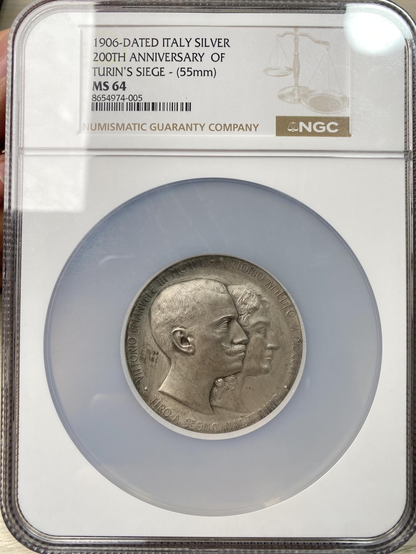 万国钱币拍卖第064期 NGC MS64 1906年意大利伊曼纽尔三世都灵战役200周年纪念大银章 皇室夫妇侧像  极其罕见的意系超大规格银章 MATTE哑光质感 艺术风格非常惹眼
