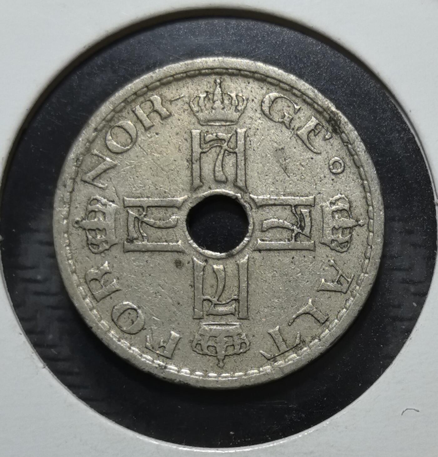 外国优质银币克朗币纪念章，每周六晚九点倒数截拍，满百包邮可寄存，持续收拍 挪威1927年 50 欧尔（Øre）穿孔镍币，正面为哈康七世花押与王冠，背面饰三曲腿纹与王冠，是挪威君主制时期的法定流通辅币，见证其近代货币体系。