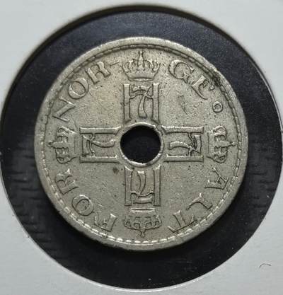 外国优质银币克朗币纪念章，每周六晚九点倒数截拍，满百包邮可寄存，持续收拍 - 挪威1927年 50 欧尔（Øre）穿孔镍币，正面为哈康七世花押与王冠，背面饰三曲腿纹与王冠，是挪威君主制时期的法定流通辅币，见证其近代货币体系。