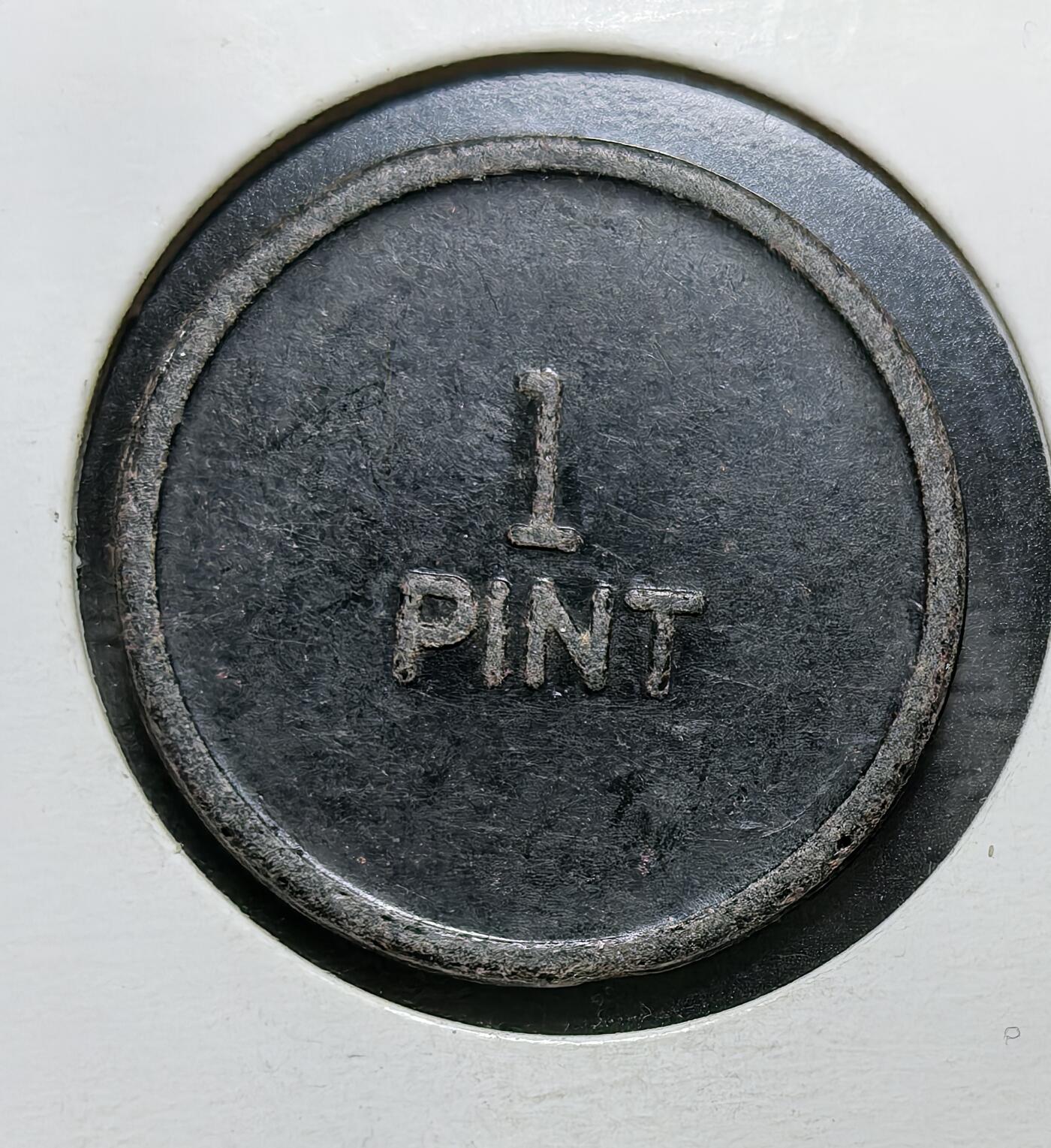 外国优质银币克朗币纪念章，每周六晚九点倒数截拍，满百包邮可寄存，持续收拍 英国辛德福德工业合作社1 品脱（1 Pint）代用币，用于合作社内部兑换牛奶等商品，是 20 世纪英国合作社经济与地方商业的实物见证。