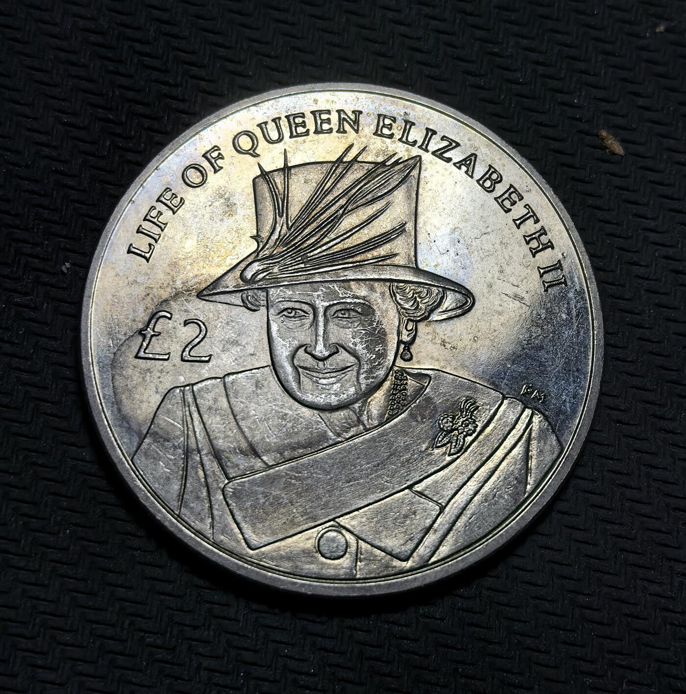 外国优质银币克朗币纪念章，每周六晚九点倒数截拍，满百包邮可寄存，持续收拍 南乔治亚与南桑威奇群岛2012年2镑纪念币，为纪念伊丽莎白二世登基钻禧发行，正面是女王不同时期双肖像，背面定格其经典造型，致敬女王一生与君主生涯。