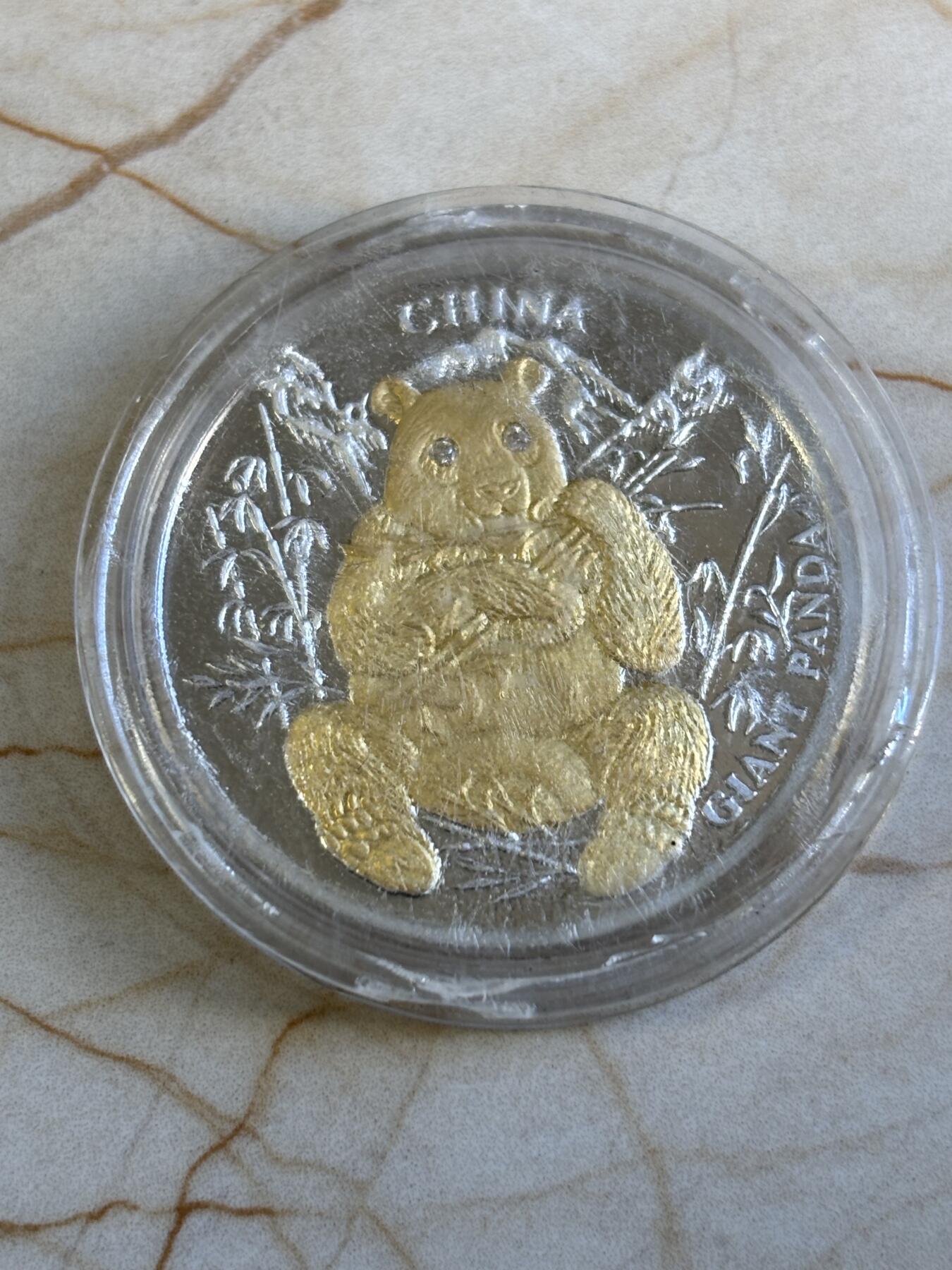 第196期拍卖 利比里亚2004年珍稀动物系列中国大熊猫镀金镶钻石银币，999银，20克。38毫米，5000枚，塑料盒有瑕疵