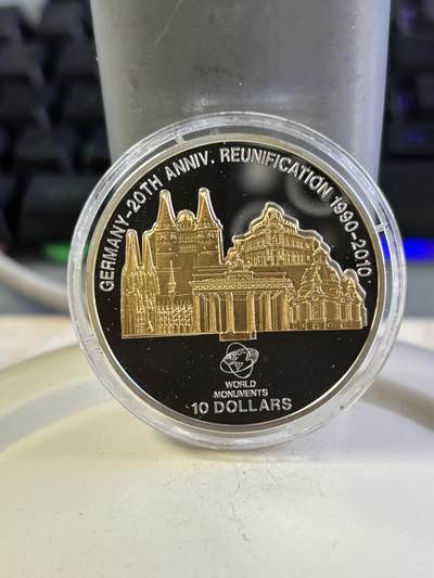 第196期拍卖 - 库克2010年世界奇观系列德国景观立体镀金1盎司纪念银币，999银镀金，边缘有氧化，发行3000枚，塑料盒有瑕疵
