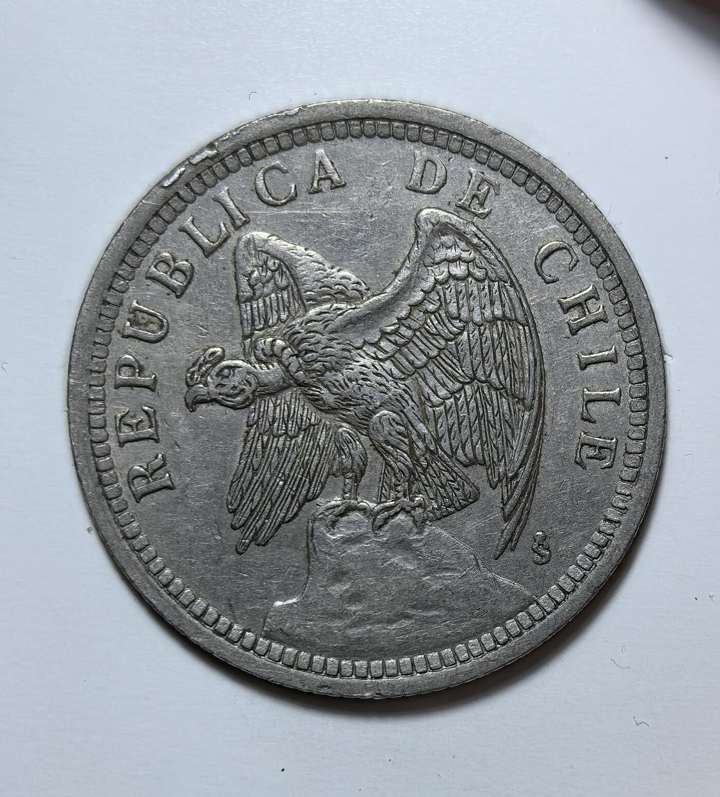 外国优质银币克朗币纪念章，每周六晚九点倒数截拍，满百包邮可寄存，持续收拍 智利共和国1933年1比索，币面铸智利国鸟安第斯神鹰，是大萧条时期智利稳定货币、恢复经济的实物见证，为当时流通主币