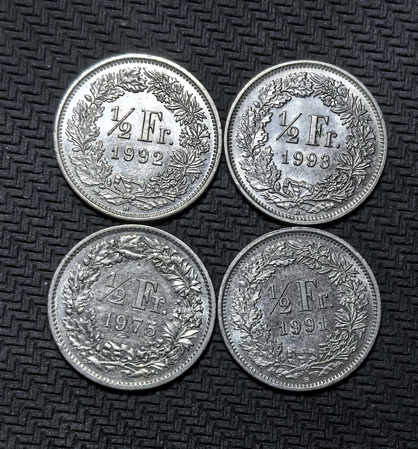 外国优质银币克朗币纪念章，每周六晚九点倒数截拍，满百包邮可寄存，持续收拍 瑞士联邦 1/2 法郎4枚，含 1975、1991、1992、1993 年版，币面为守护女神海尔维蒂亚与十字盾徽，是瑞士经典流通辅币，见证其长期中立与金融稳定。