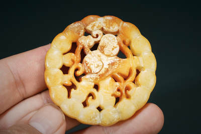 上海都达杂项专场103【全场包邮】  古玉镂空童子玉佩80-40