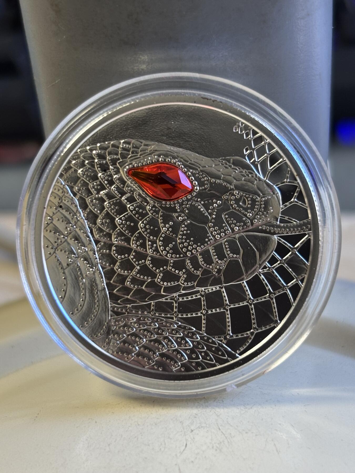 第196期拍卖 奥地利2021年世界之眼1澳洲土著造物主彩虹蛇银币，925银，22.42克，发行30000枚，有黑点