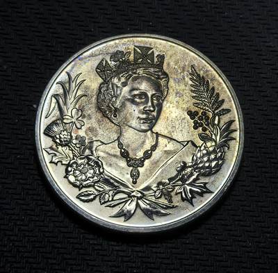 外国优质银币克朗币纪念章，每周六晚九点倒数截拍，满百包邮可寄存，持续收拍 - 皮特凯恩群岛2012年2元纪念币，为纪念伊丽莎白二世登基钻禧（即位 60 周年）发行，正面是女王标准肖像，背面以女王像搭配英联邦象征花卉，致敬女王漫长君主生涯。