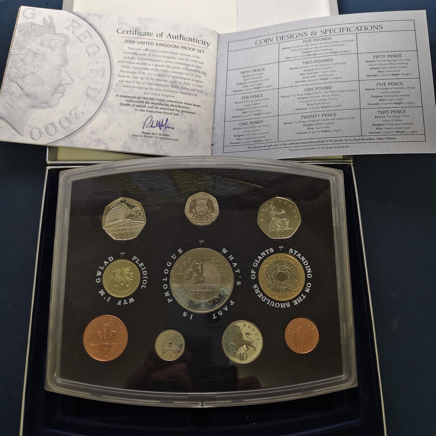 【全场包邮】纯粹捡漏拍519场 英国2000年官方收藏盒装精制套币-盒证全-含5镑千禧年+1镑威尔士红龙+50便士公共阅读精制纪念币